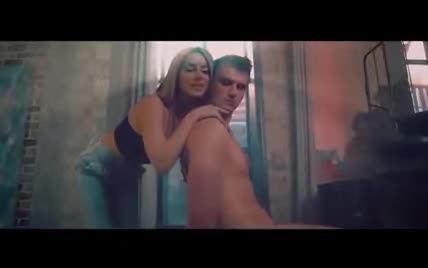 Злата Огнєвіч у сексі-топі станцювала перед голим чоловіком у новому кліпі