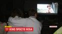 На Тернопольщине священник устроил для прихожан кинотеатр под открытым небом