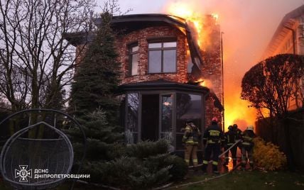 Атака на Дніпро: в ДСНС показали фото руйнувань