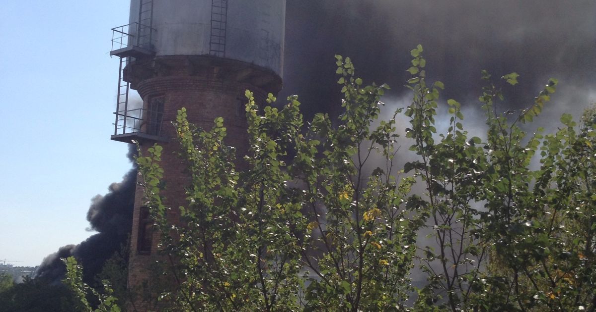 В Буче начался масштабный пожар на промышленном предприятии / © ТСН.ua