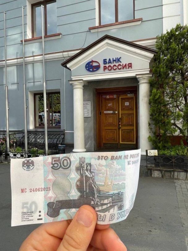 Жіночий підпільний рух “Зла Мавка” на окупованих територіях випустив оновлені банкноти російських рублів / © Центр національного спротиву