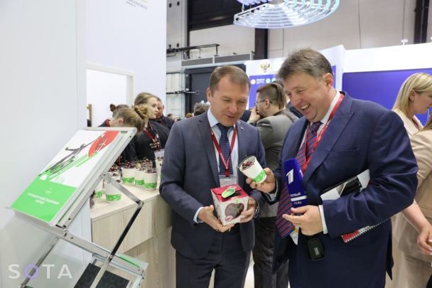 На форумі у Петербурзі роздавали вкрадену в Мелітополі черешню. ФОТО: російські тг-канали