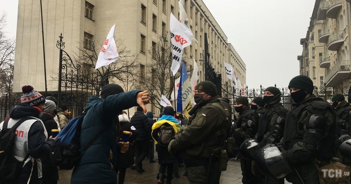 У Києві підприємці зносять паркан під Радою
