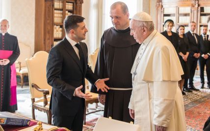 Зеленский повторно пригласил Папу Римского в Украину, назвав его визит "кислородом, который так необходим"