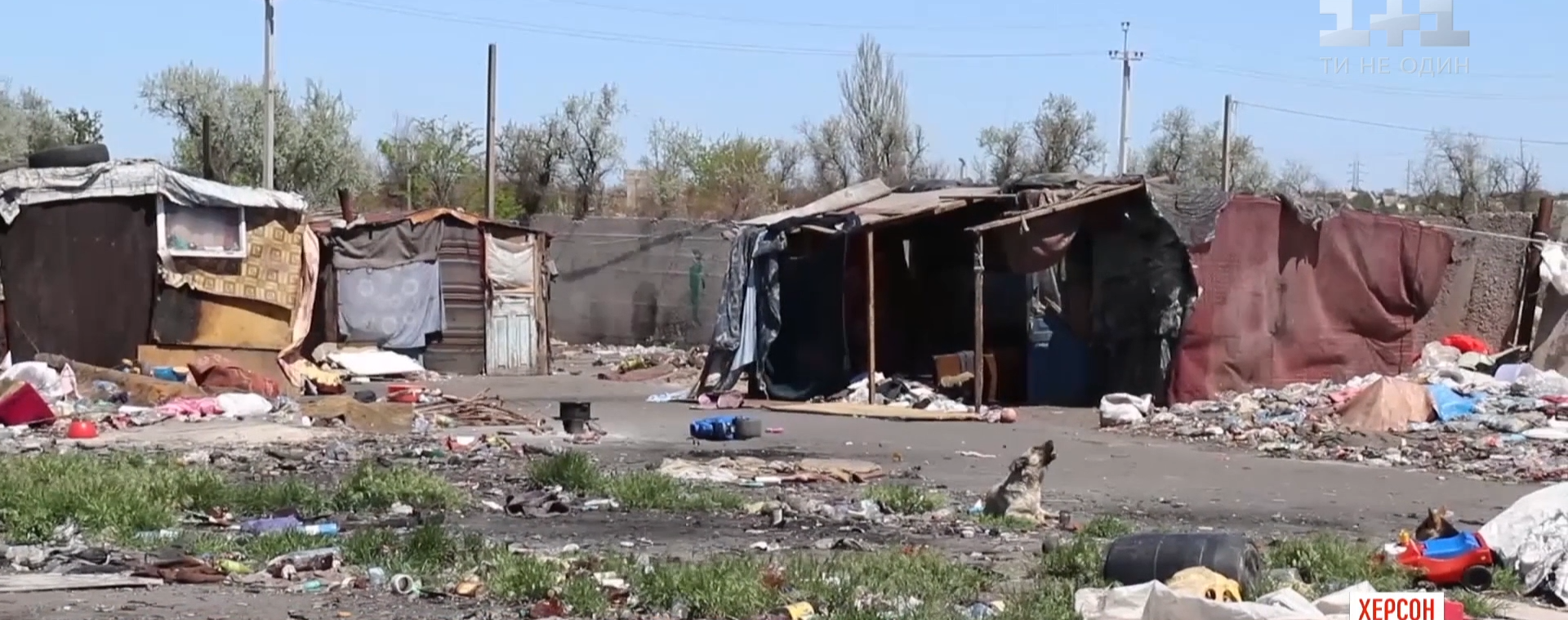 Діти та дорослі живуть серед сміття: роми поселилися на звалищі в Херсоні