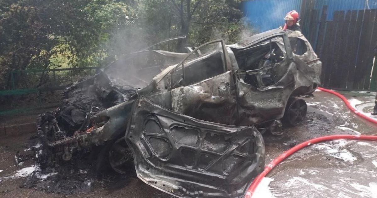У Києві автівка спалахнула разом із чоловіком, який її ремонтував (фото)
