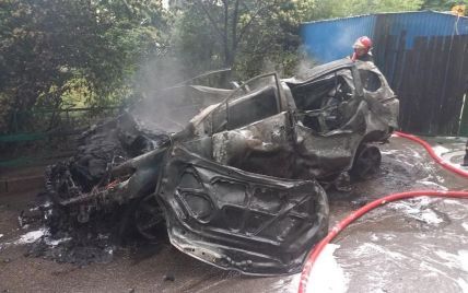 У Києві автівка спалахнула разом із чоловіком, який її ремонтував (фото)