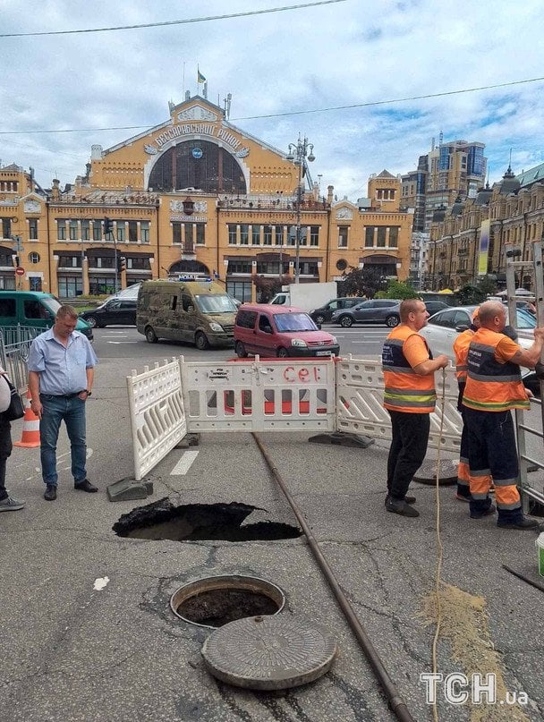 У двох місцях у Києві асфальт пішов під землю: що сталося