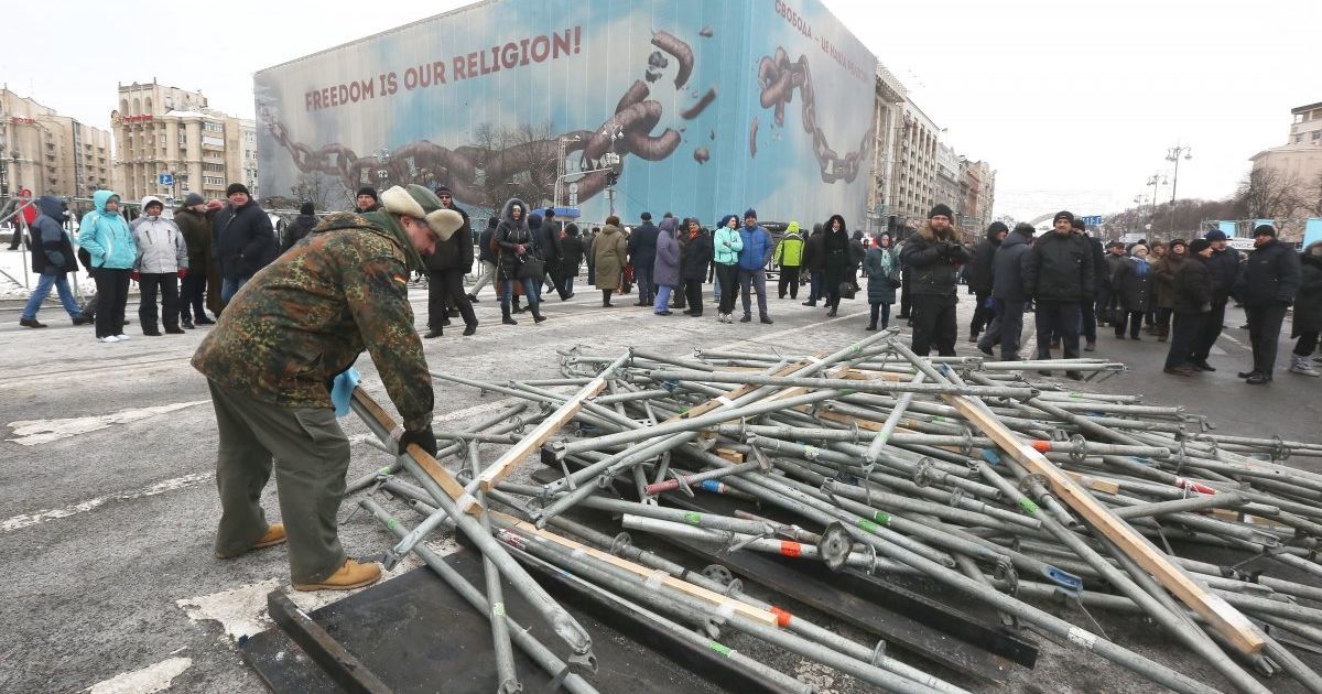 Прихильники РНС розібрали конструкції на Майдані_6 / © УНІАН