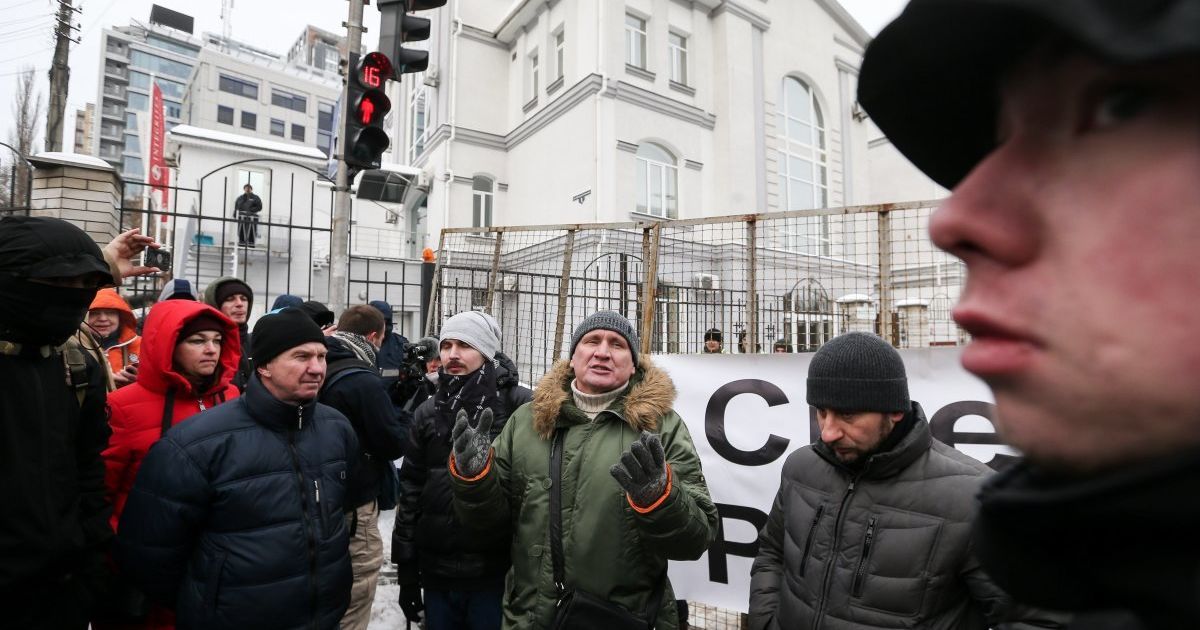 Мітинг проти виборів біля посольства РФ у Києві_1 / © УНІАН