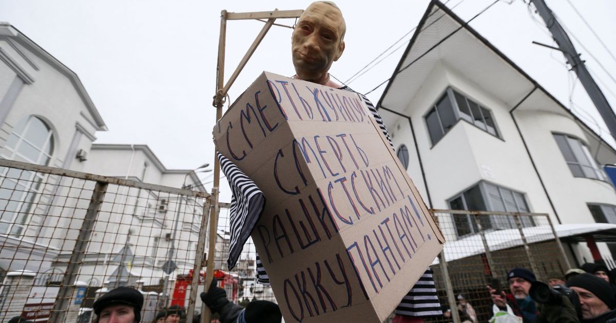 Мітинг проти виборів біля посольства РФ у Києві_3 / © УНІАН