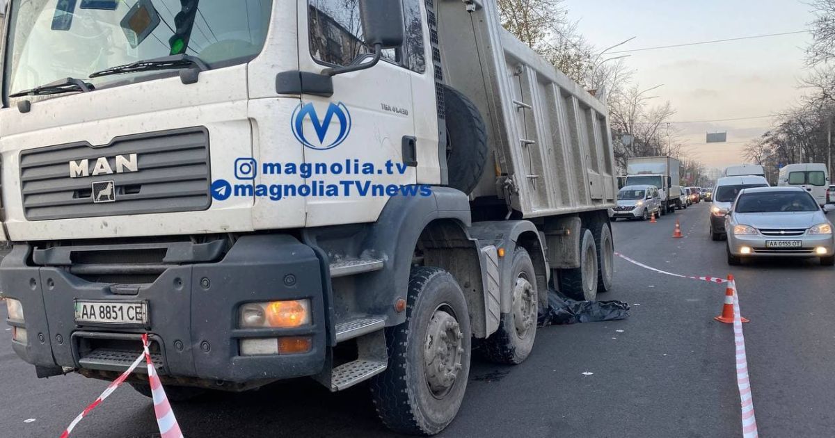 Попала в "слепую зону": в Киеве водитель грузовика насмерть переехал женщину