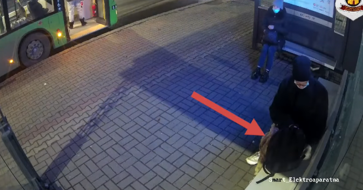 У Луцьку хлопець розмалював зупинку: його до "муніципалів" привела мати і тепер юнак все відмиватиме