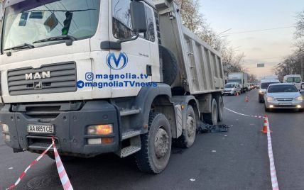 Потрапила до "сліпої зони": у Києві водій вантажівки на смерть переїхав жінку