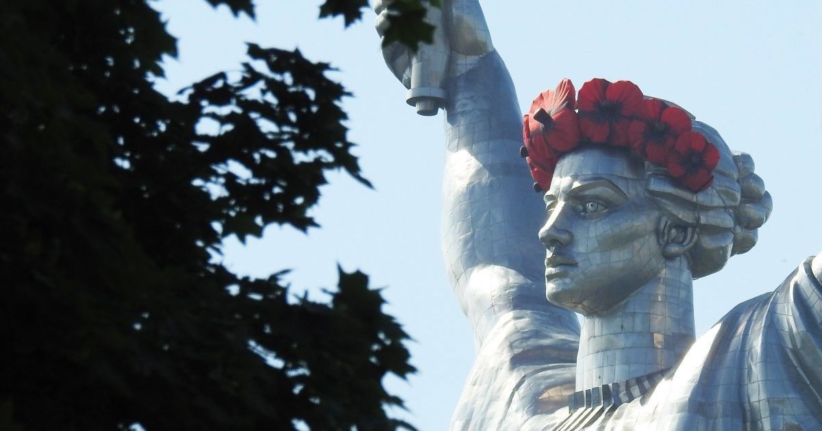 В Киеве у подножия Родины-Матери отметили "Первую минуту мира"