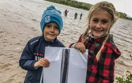У Швеції дівчинка в озері знайшла меч довікінгових часів – тепер її хочуть зробити королевою країни