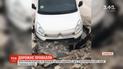 На Львовщине из-за прорыва водопровода автомобиль провалился под асфальт