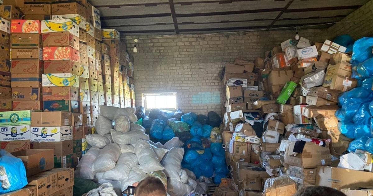 У Києві брендовий одяг ввозили під видом гуманітарки