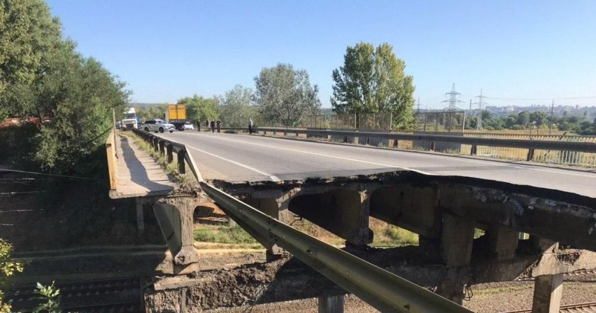 В Харькове в обвале моста обвиняют перегруженную фуру