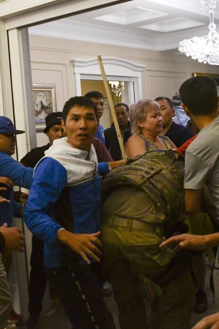 Штурм дома экс-президента Кыргызстана. Почему власть прибегла к крайним мерам, что творится в стране и реакция мира