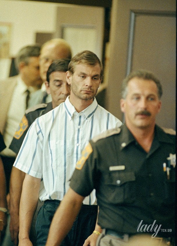 Джеффрі Дамер з’явився в окружному суді для своєї першої явки на слухання звинувачень, висунутих проти нього, 25 липня 1991 року / © Associated Press