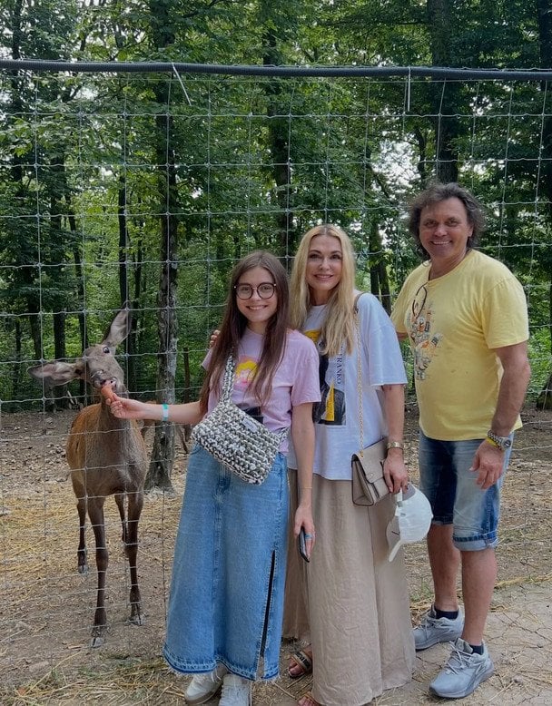Ольга Сумська, Віталій Борисюк та їхня донька Ганна / © instagram.com/olgasumska