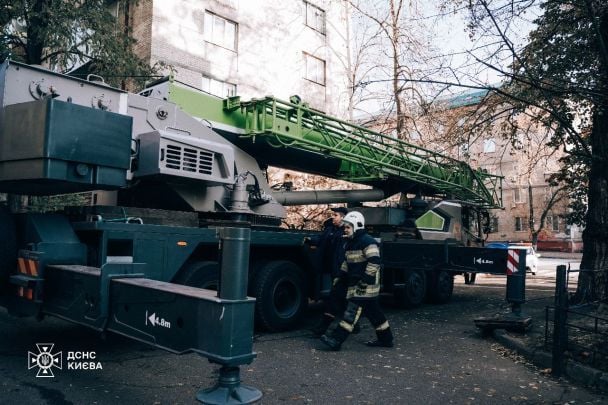 У Печерському районі Києва рятувальники вилучили частину ракети / Фото: ДСНС