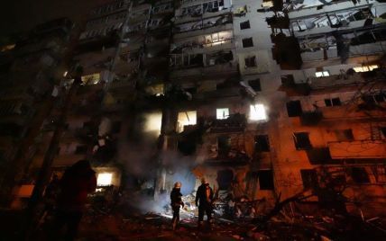 У Києві загасили пожежу в багатоповерхівці після потужного вибуху