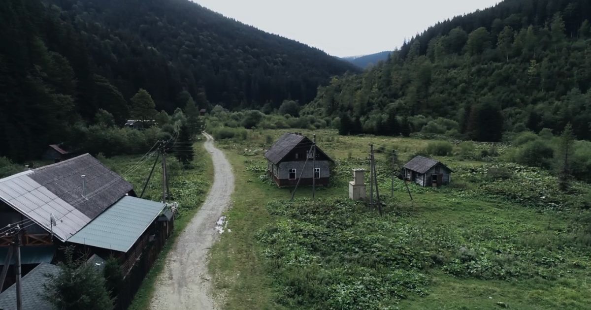 Прикарпатське село-привид показали з висоти пташиного польоту: відео