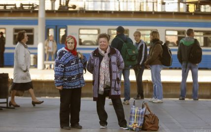 Йшов коліями та не реагував на потяг: у Києві біля станції "Караваєві Дачі" електричка збила чоловіка