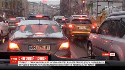 Снегопад вызвал огромные пробки в столице