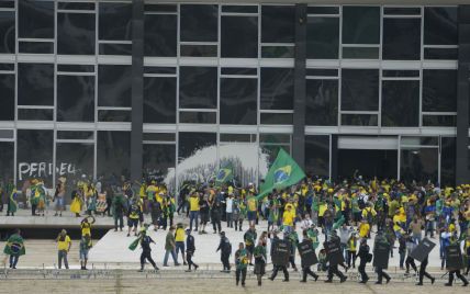 Тысячи протестующих штурмовали правительственные здания в Бразилии: что произошло