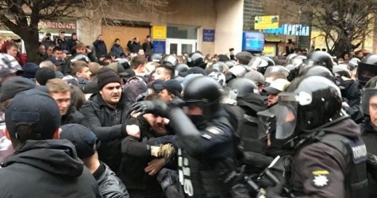 Чергові заворушення на мітингу Порошенка: в Івано-Франківську "Нацдружини" побилися з поліцією