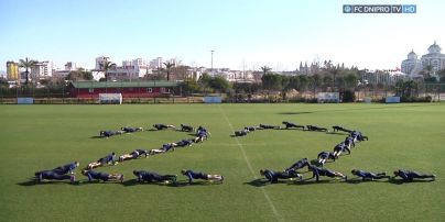 Гравці і тренери "Дніпра" віджалися 22 рази для флешмобу #PushupChallenge
