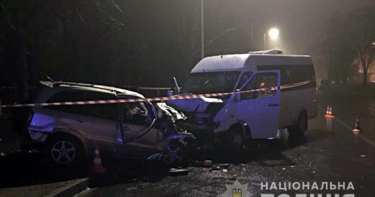 У Києві в ДТП мікроавтобуса і легковика загинули дві особи, ще 8 потрапили до лікарні