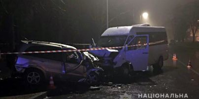 В Киеве в ДТП микроавтобуса и легковушки погибли два человека, еще 8 ппали в больницу