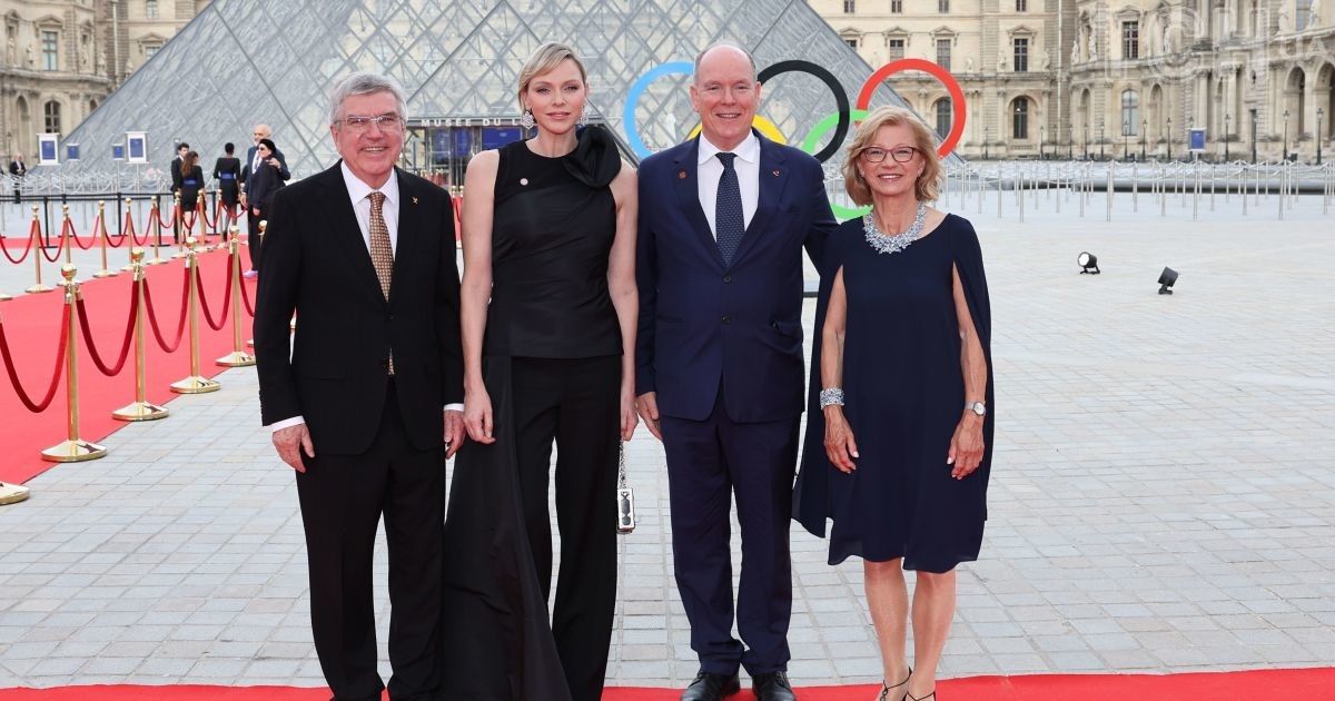 Князь Альбер II та княгиня Шарлін із президентом МОК Томасом Бахом та його дружиною Клаудією Бах у Парижі