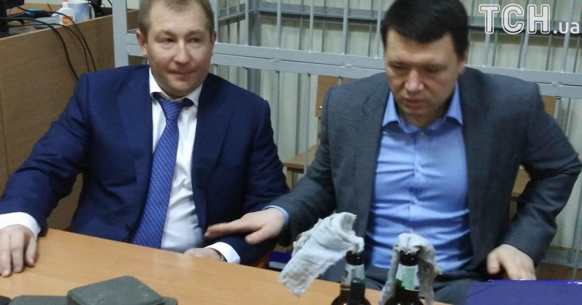 Адвокат Януковича приніс до суду бруківку та коктейлі Молотова