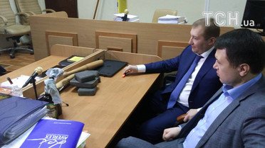 Суд у справі Януковича, бруківка _3 / © Фото Дмитра Фурдака/ТСН