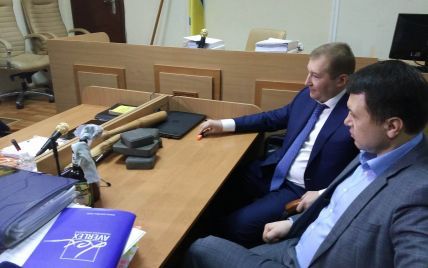 Адвокату Януковича может сойти с рук брусчатка и коктейли Молотова в суде