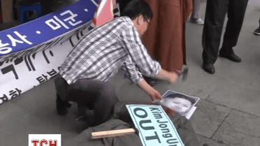 Протестующие в Южной Корее изрубили портрет Ким Чен Ына