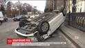 На столичному бульварі Шевченка легковик вдарив іншу машину та перекинувся