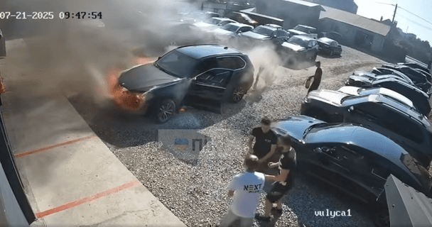 Охваченное огнем авто заехало на СТО в Ивано-Франковске: видео, как BMW сгорело дотла