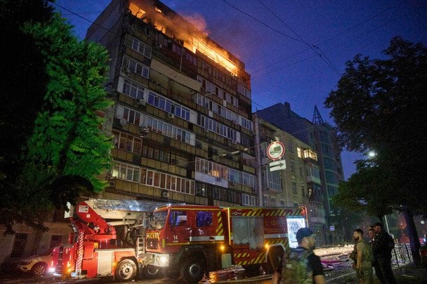 Рятувальники прибули на виклик, де виникла пожежа / © Associated Press