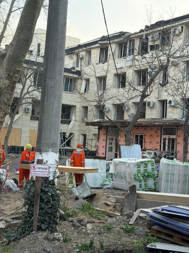 В Одесі зафіксували влучання в дах одного з пологових будинків. Фото: Департамент охорони здоров’я ОВА.