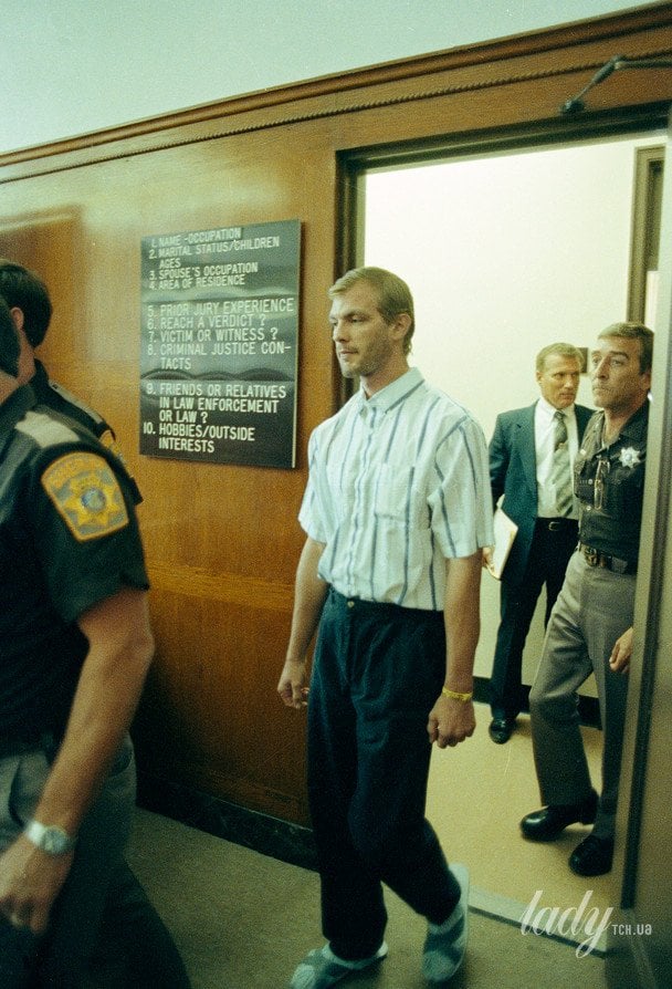 Джеффрі Дамер з’явився в окружному суді для своєї першої явки на слухання звинувачень, висунутих проти нього, 25 липня 1991 року / © Associated Press