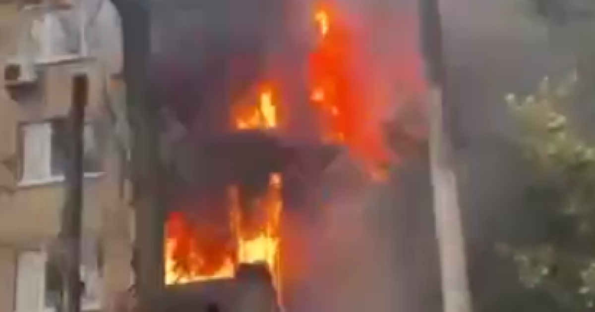 У Києві російські ракети влучили в житлові будинки, вони палають (відео)