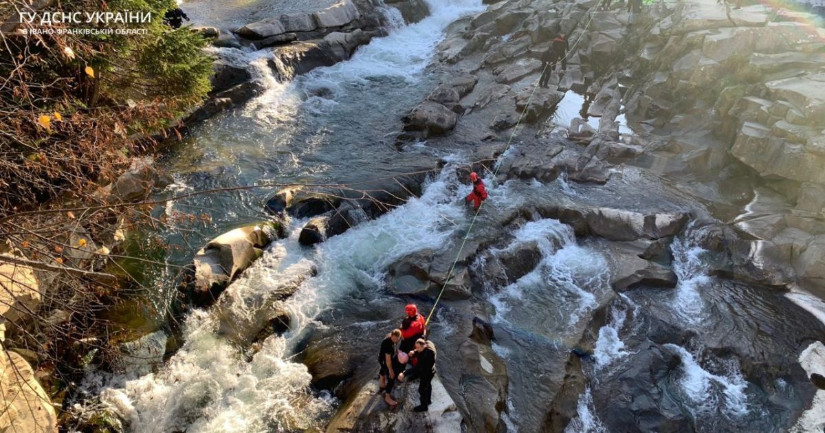 В Карпатах девочка и двое мужчин застряли у водопада: взрослые пытались спасти ребенка