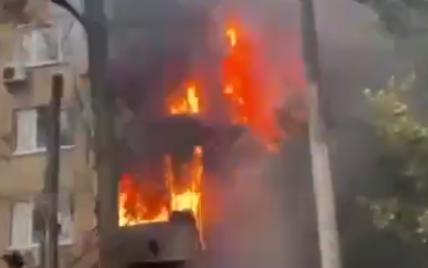 В Киеве российские ракеты попали в жилые дома, они горят (видео)