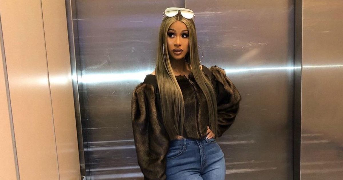 Реперша Cardi B без макияжа и в халате на голое тело объявила, что раздаст деньги